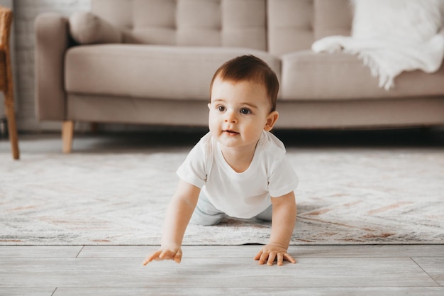 Bébé de 9 mois apprend à ramper à la maison bébé rampant sur le sol