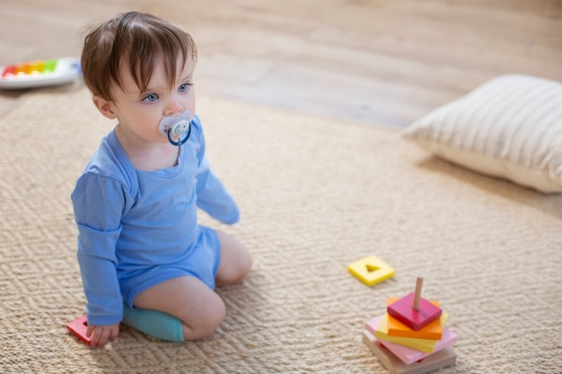 Photo bébé adorable plein coup avec tétine