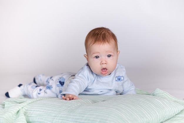 bébé allongé sur le côté en studio