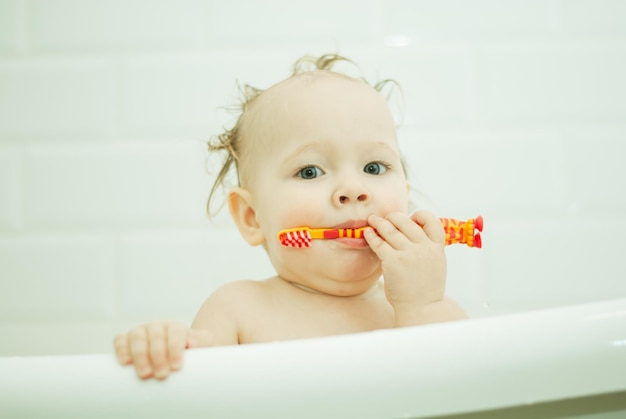 Bébé apprend à se nettoyer les dents