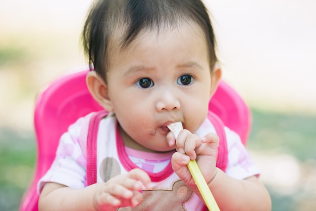 Bébé asiatique auto-alimentation