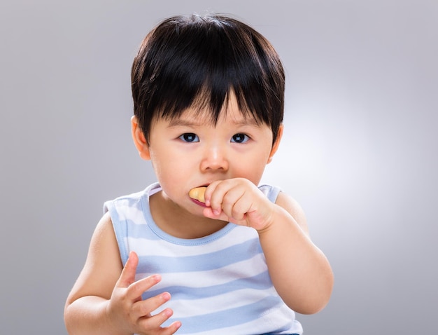 Bébé asiatique avec de la nourriture pour les doigts