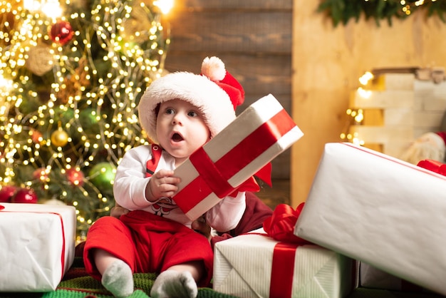 Bébé attirant étonné dans le costume de Noël