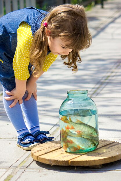 bébé attrape le poisson dans une boîte