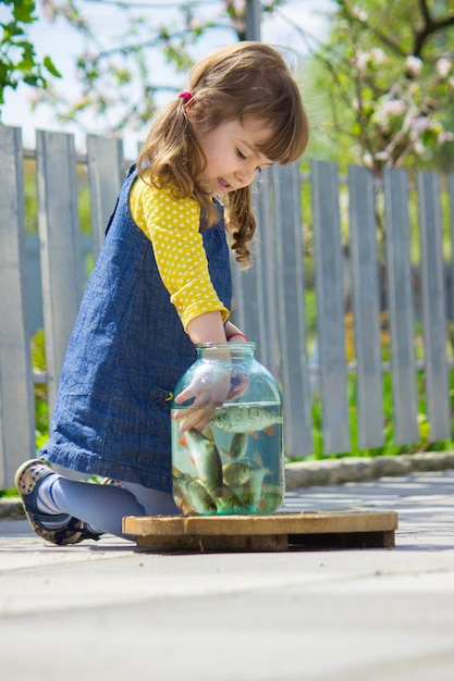 bébé attrape le poisson dans une boîte