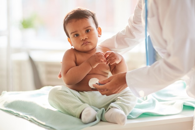 Bébé au bureau du médecin