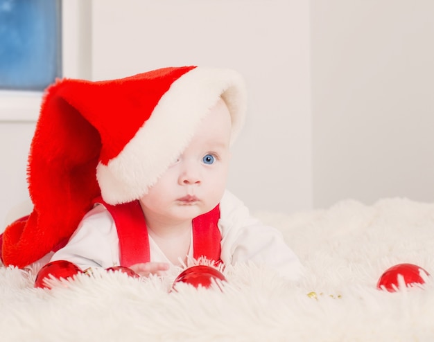 Bébé au chapeau de Noël rouge