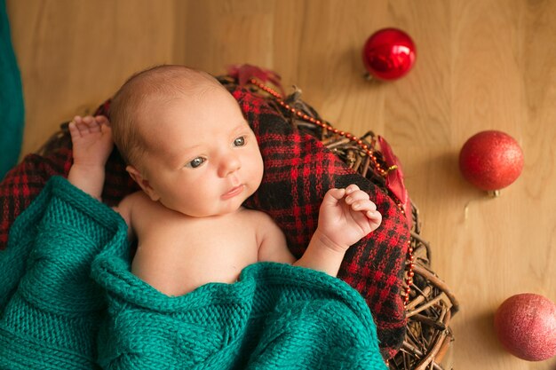 bébé Awake avec des boules de Noël