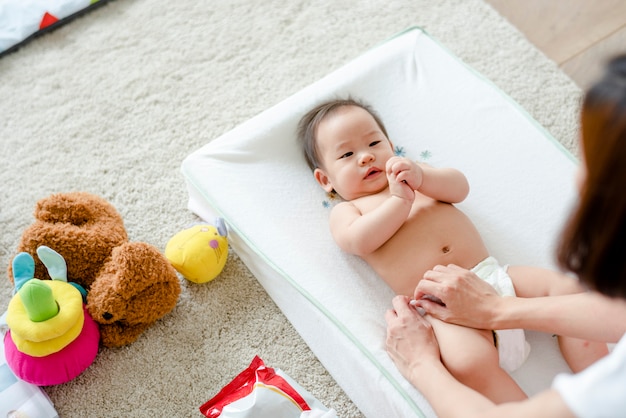 Bébé ayant un changement de couche