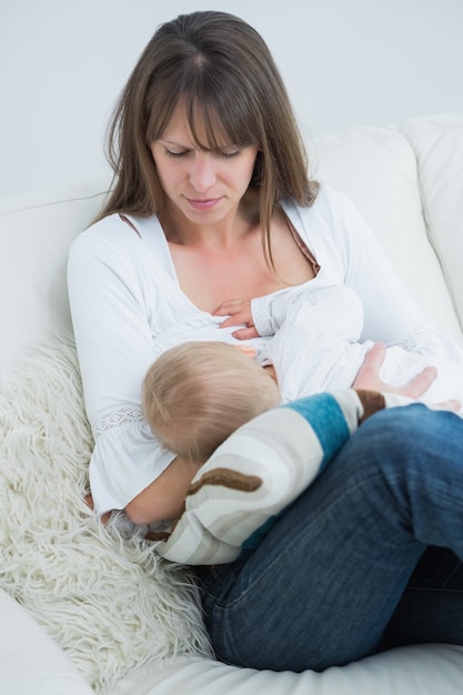 Bébé Ayant Du Lait De La Poitrine De Sa Mère à La Maison