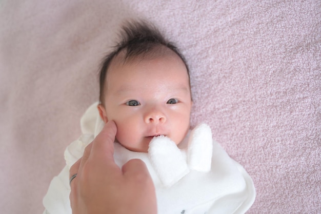 Bébé avec bavoir oreille de lapin