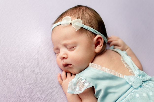 Bébé bébé fille dort doucement dans une belle robe