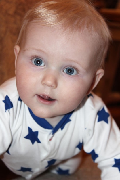 Photo un bébé blond de dix mois .