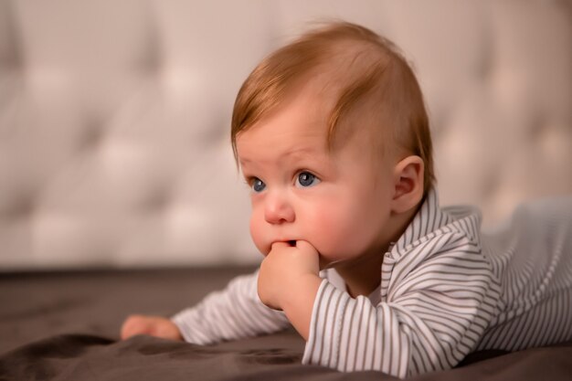 bébé en bonne santé est au lit