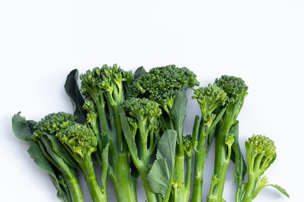 Bébé brocoli vert sur surface blanche