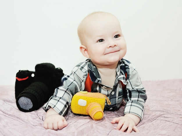 Bébé avec une caméra jouet