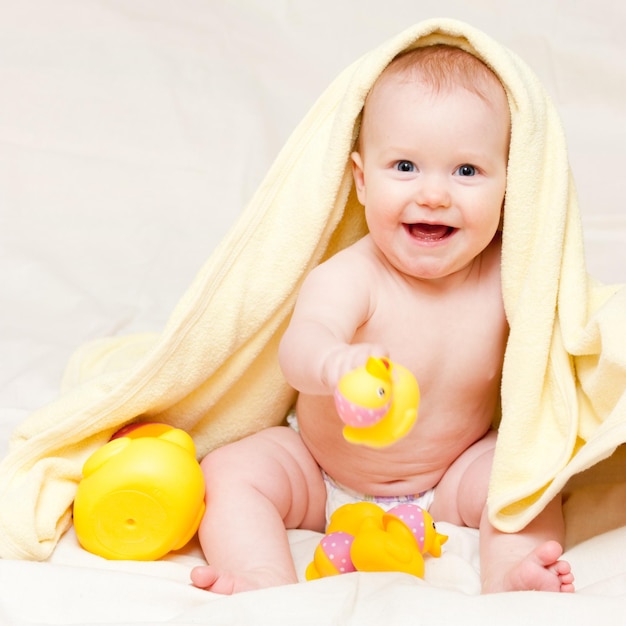 Bébé avec canard en caoutchouc