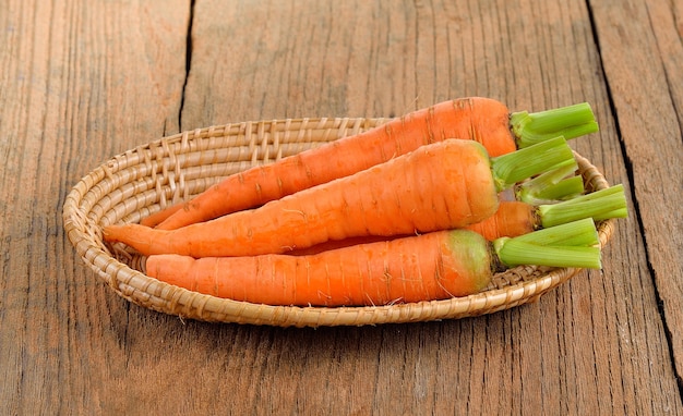 Bébé carottes sur bois