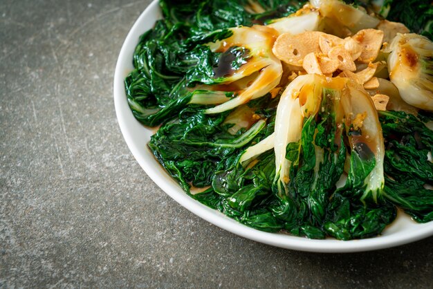 Bébé Chou Chinois Avec Sauce Aux Huîtres Et Ail - Style De Cuisine Asiatique