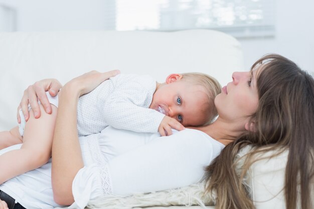 Bébé couché sur la poitrine d&#39;une mère