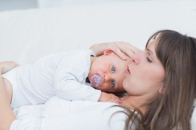 Bébé couché sur sa mère