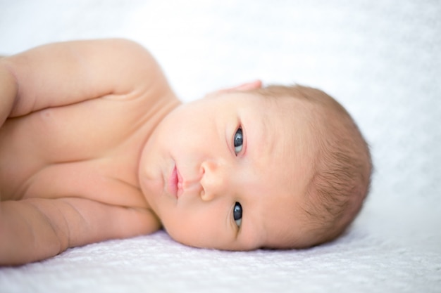 Bébé couché avec les yeux ouverts