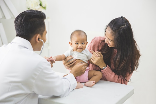 Bébé en cours d'examen par un médecin