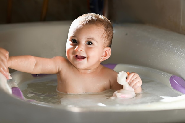 bébé dans le bain prendre une douche