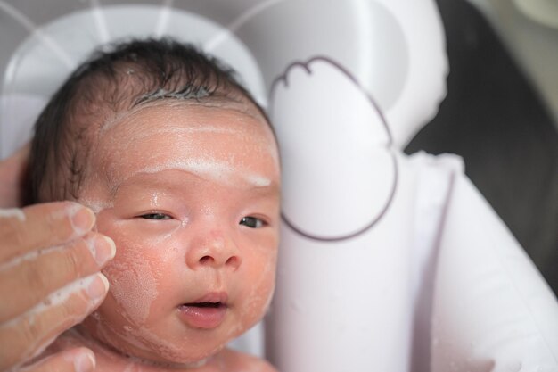 Bébé dans le bain