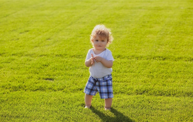 Bébé dans un beau champ vert de printemps enfant en bonne santé