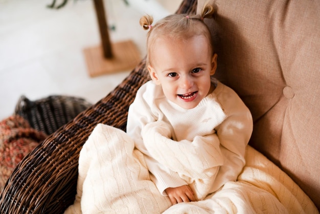 Bébé dans un beau style. Concept d'enfant de famille heureuse. Bel enfant émotif