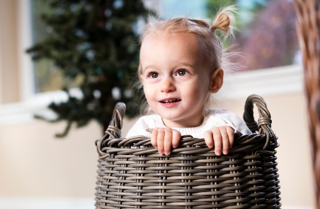 Bébé dans un beau style. Concept d'enfant de famille heureuse. Bel enfant émotif