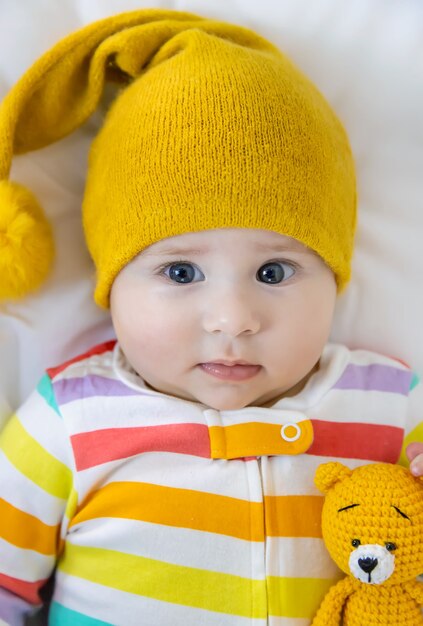 Le bébé dans le berceau se couche