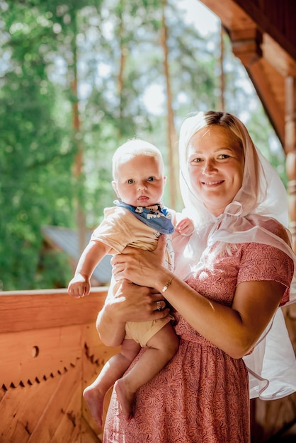 Bébé dans les bras de sa mère à l'église