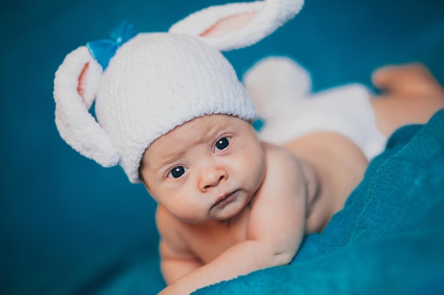 Un bébé dans un chapeau sur une couverture