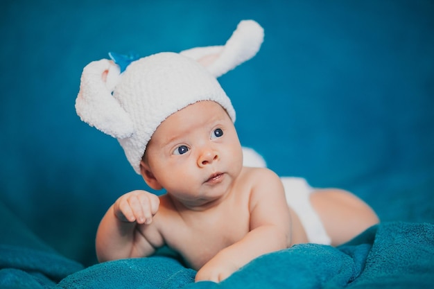 Un bébé dans un chapeau sur une couverture