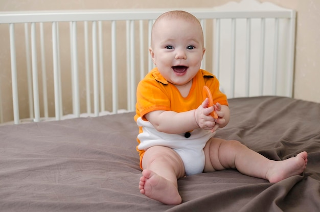 Un bébé dans une couche blanche est assis sur un berceau avec un drap blanc qui dit "bébé"