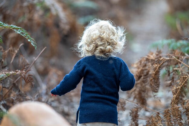 bébé dans la forêt sauvage marchant ensemble dans un parc en Amérique