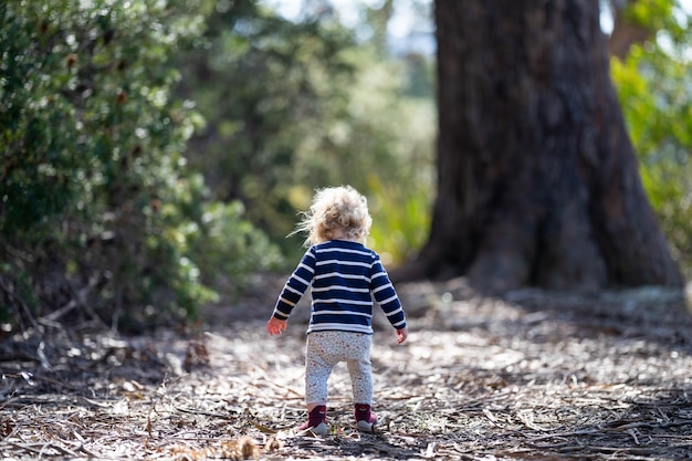 bébé dans la forêt sauvage marchant ensemble dans un parc en Australie