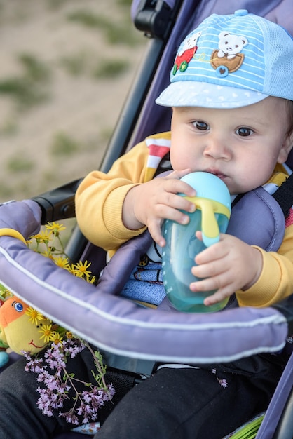 Bébé dans un landau avec un biberon