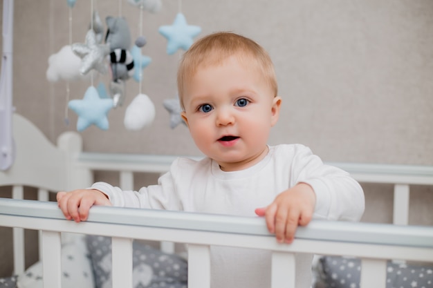 bébé dans un lit d'enfant