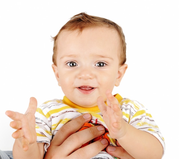 Bébé dans les mains des parents