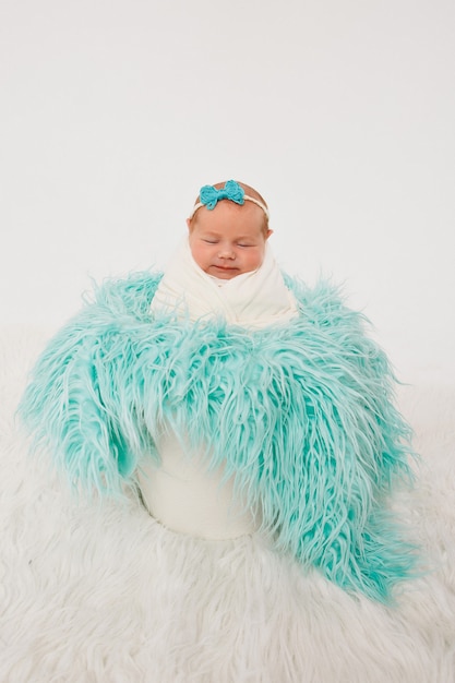 Un bébé dans un panier endormi et souriant