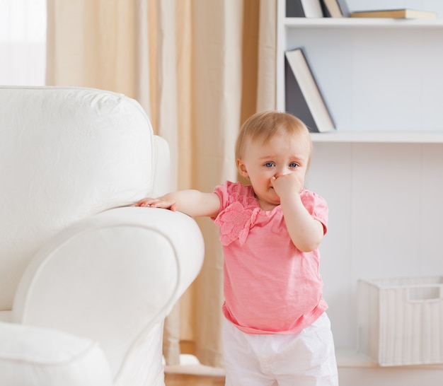 Bébé debout près d&#39;un canapé