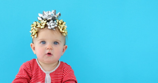 Bébé décoré d&#39;un arc en cadeau