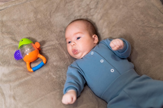 Bébé de deux mois dans un chapeau