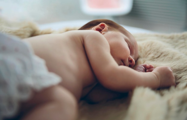 Bébé dort sur une couverture