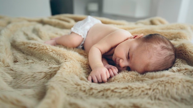 Photo bébé dort sur une couverture