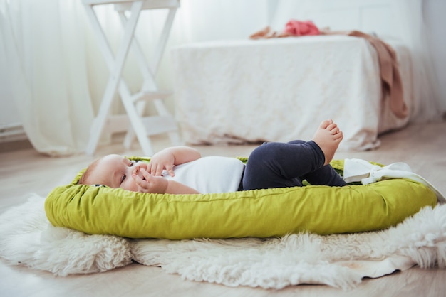 Le bébé dort dans son lit. Un petit bébé en bonne santé