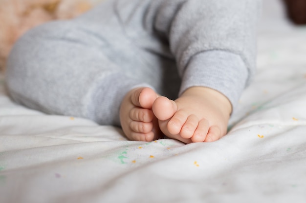 Bébé dort dans son lit